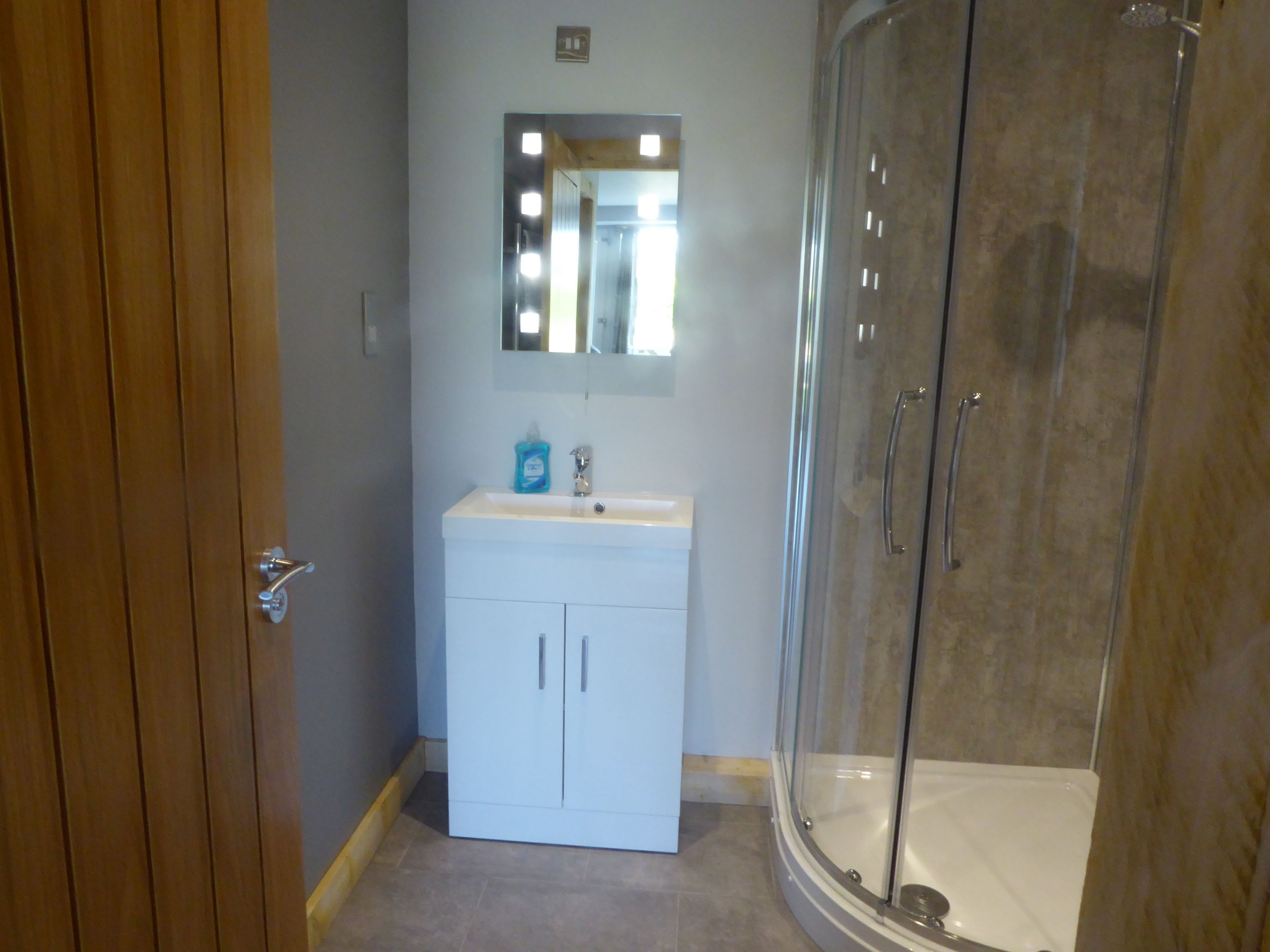 Dusj, hårføner og håndklær