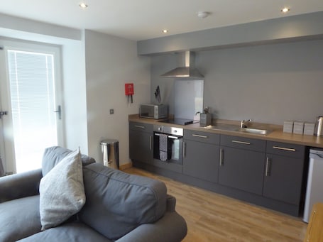 Smart TV. The Stables Lower Cottage 6 (Auchendennan) - sleeps 2 guests in 1 bedroom