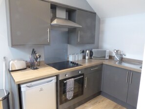 Fridge, microwave, oven, toaster - The Stables Upper Cottage 7 (Auchendennan) - sleeps 2 guests in 0 bedrooms (Alexandria)
