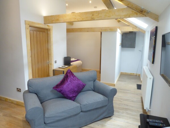 Smart TV - The Stables Upper Cottage 7 (Auchendennan) - sleeps 2 guests in 0 bedrooms (Alexandria)