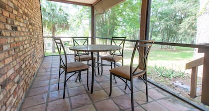 4 minutes to World Equestrian Center! Family sized cozy house for equestrians.