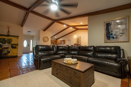 4 minutes to World Equestrian Center! Family sized cozy house for equestrians.