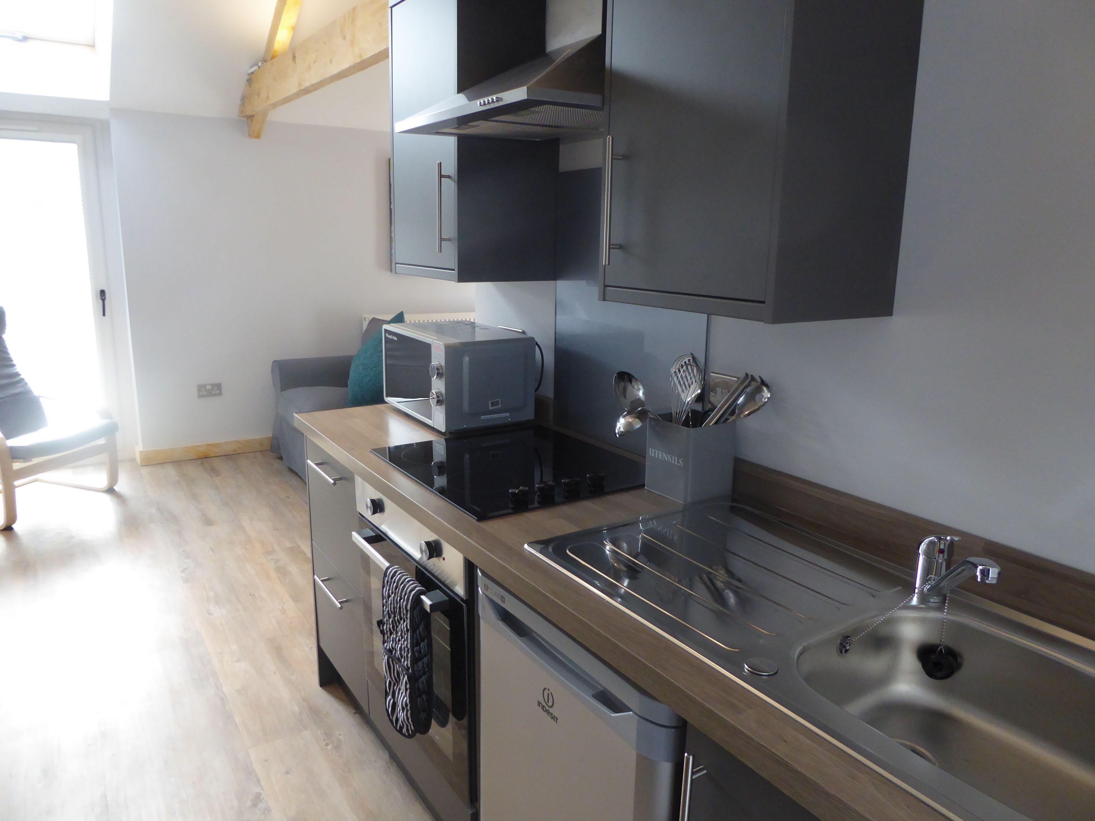 Kjøleskap, mikrobølgeovn, ovn og brødrister