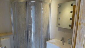Dusche, Haartrockner, Handtücher