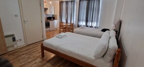 Ferros/tábuas de passar roupa, Wi-Fi, roupa de cama