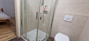 Chuveiro, secador de cabelo, toalhas de banho