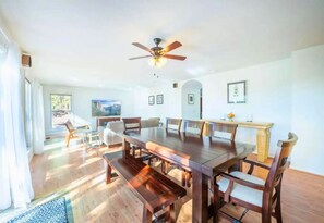 Dining - Mi Wuk Abode - Sleeps 12, large deck, firepit (Mi-wuk Village)