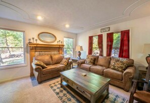 Smart-TV, fotballspill, bøker og kontorer