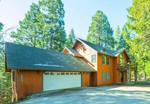 Exterior - Mi Wuk Abode - Sleeps 12, large deck, firepit (Mi-wuk Village)