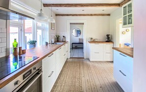 Kjøleskap, ovn, kokeplater og oppvaskmaskin