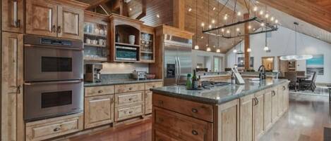 Geladeira, micro-ondas, fogão, cooktop