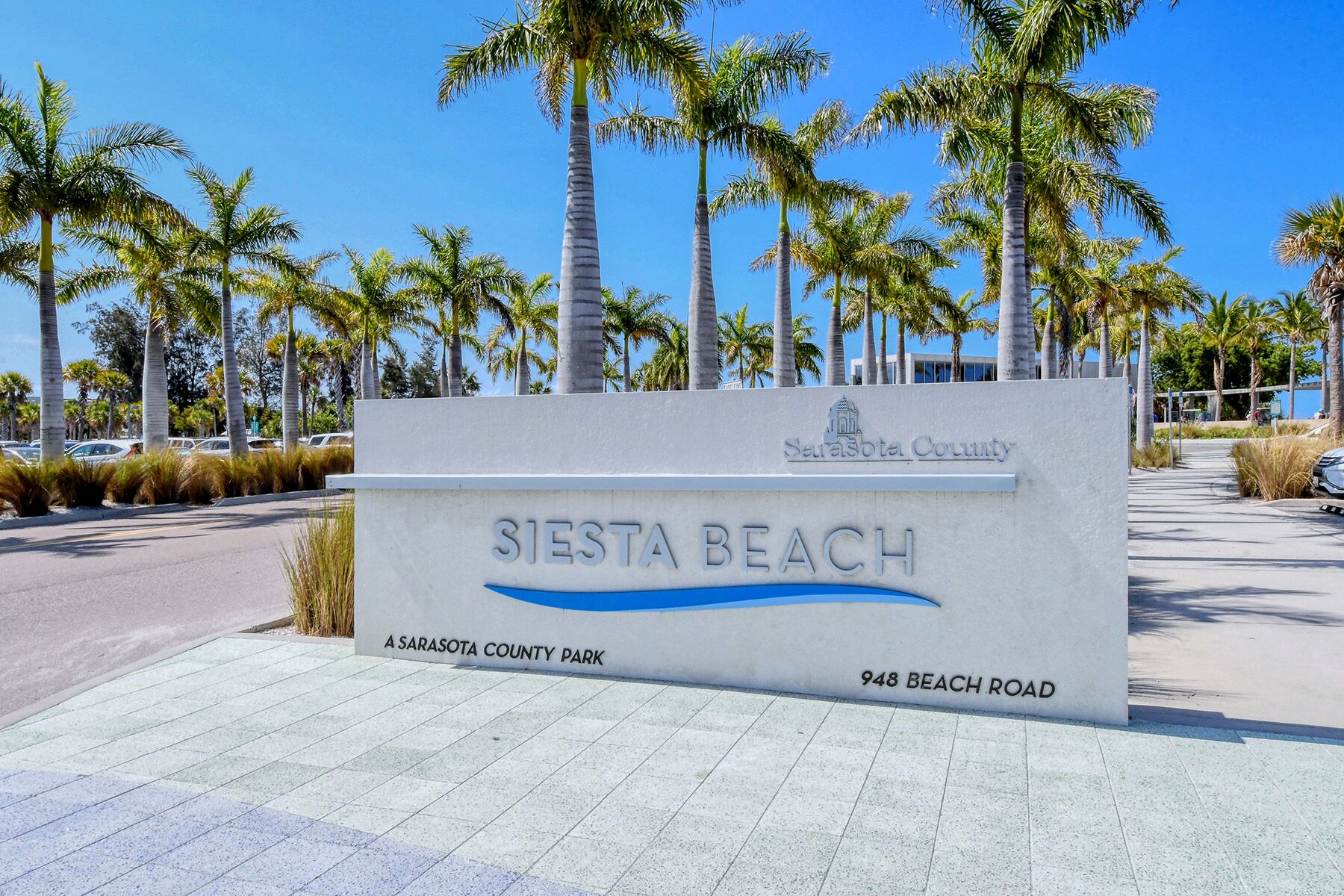 Señal de Siesta Beach, un parque del condado de Sarasota, ubicado en la carretera Beach número 948.