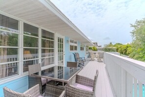 Outdoor dining - 100' from the beach, Spacious 2BR Siesta Key Oasis (Siesta Key)