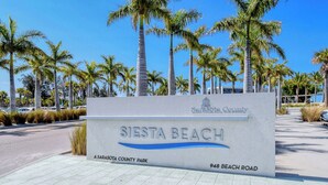 Un panneau indiquant l’accès à Siesta Beach, un parc du comté de Sarasota, situé au 948, Beach Road.