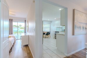 6 slaapkamers, een bureau, een strijkplank/strijkijzer, reisbedje