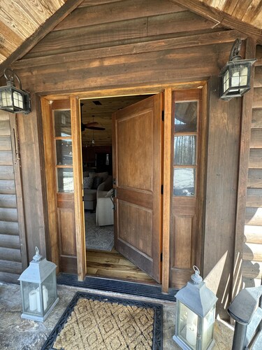 Peaceful guest house just 10 miles from the charming Oxford Square.