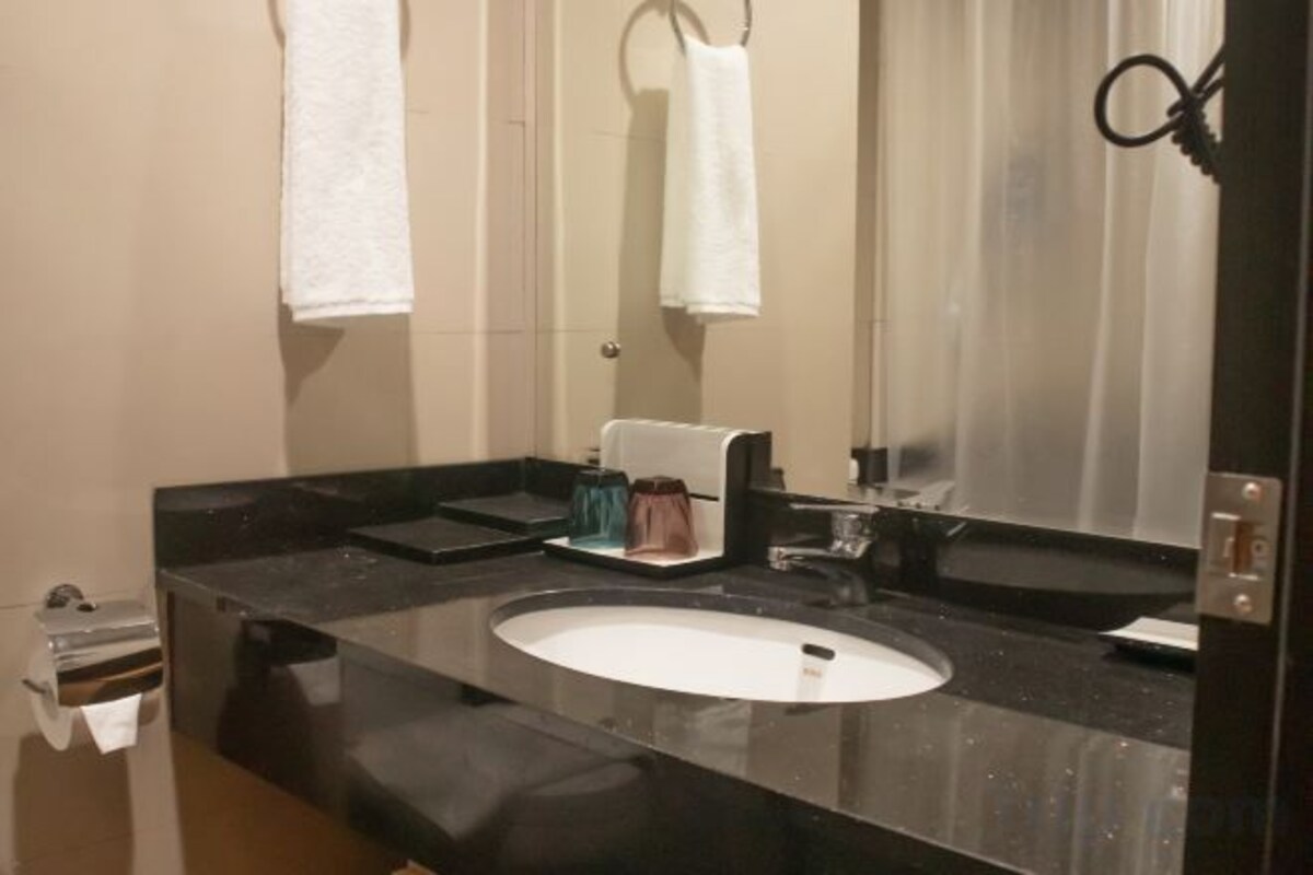 Shower, hydromassage showerhead, free toiletries, hair dryer