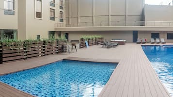Una piscina al aire libre