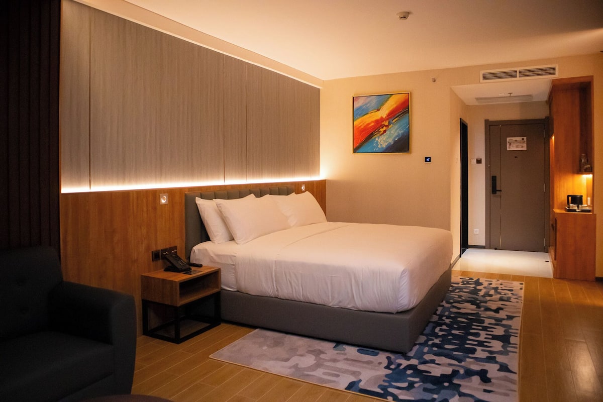 EXECUTIVE | 客房内保险箱、办公桌、笔记本电脑工作区、遮光窗帘