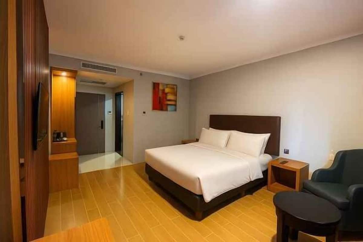 In-room safe, desk, laptop workspace, blackout curtains