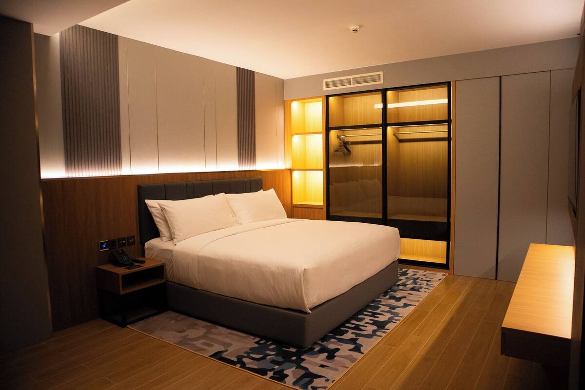 EXECUTIVE SUITE | 客房内保险箱、办公桌、笔记本电脑工作区、遮光窗帘