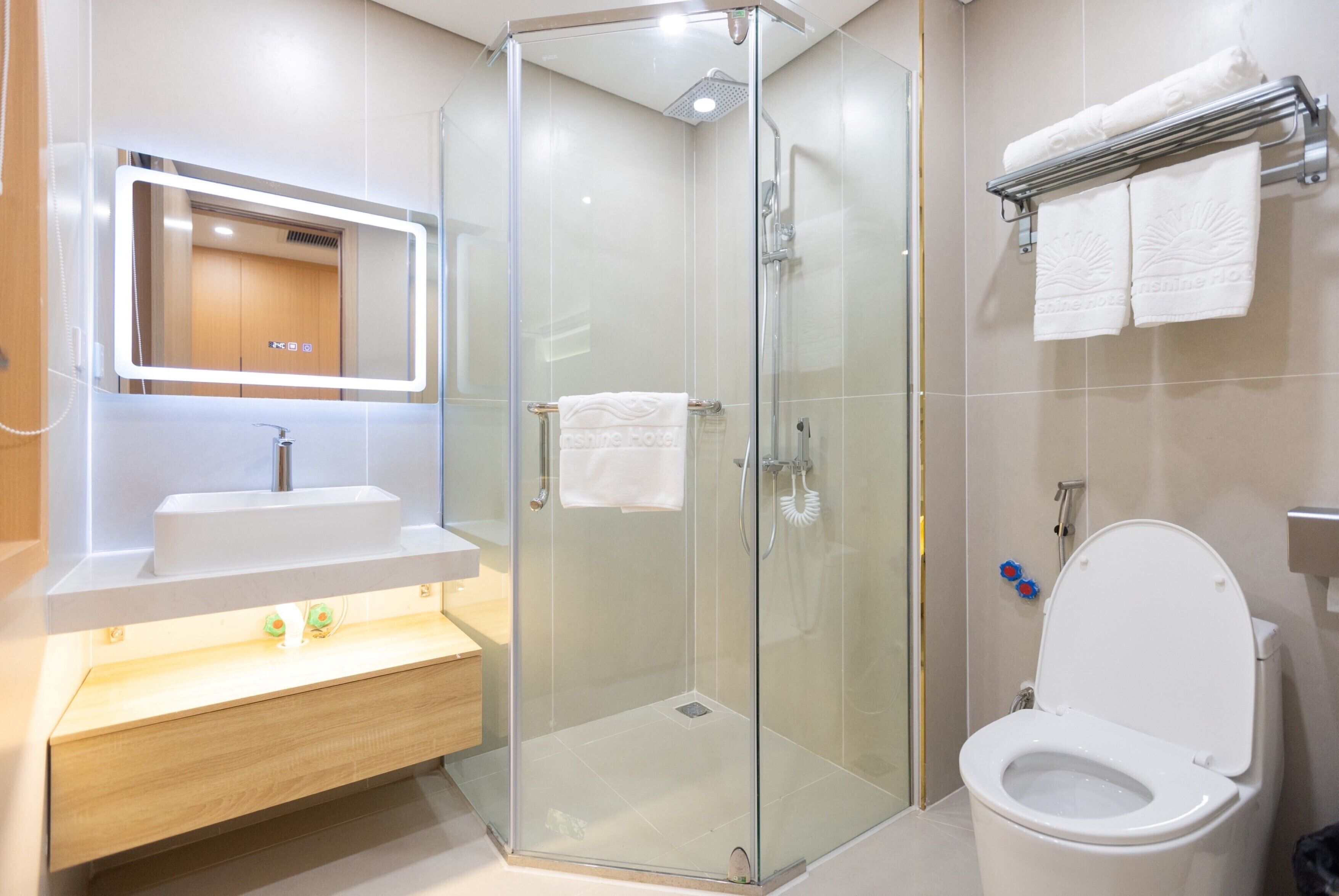 Deluxe Twin Room | Bathroom | Free toiletries, hair dryer, slippers, bidet