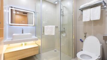 Deluxe Twin Room | Bathroom | Free toiletries, hair dryer, slippers, bidet