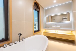 Deluxe Double Room | Bathroom | Free toiletries, hair dryer, slippers, bidet
