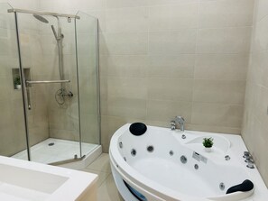 Douche, baignoire à jets, sèche-cheveux, serviettes fournies