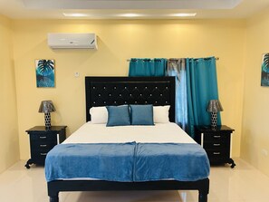4 bedrooms, iron/ironing board, WiFi, bed sheets - Rest Stop- Upstairs/5 miles fr MBJ/24hrs Security (Montego Bay)