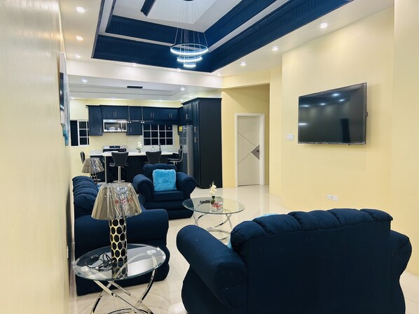 Smart TV - Rest Stop- Upstairs/5 miles fr MBJ/24hrs Security (Montego Bay)