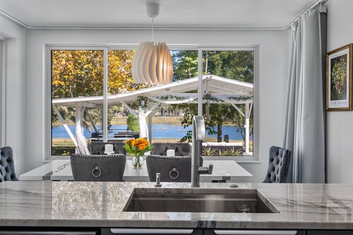 WHAT A HIDDEN GEM!! Lakehouse Paradise Retreat, ESCAPE... RELAX... REJUVENATE...