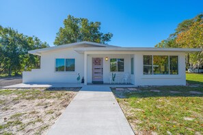 Exterior - WHAT A HIDDEN GEM!! Lakehouse Paradise Retreat, ESCAPE... RELAX... REJUVENATE... (Deltona)