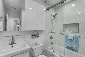 Shower, hair dryer, towels, soap - WHAT A HIDDEN GEM!! Lakehouse Paradise Retreat, ESCAPE... RELAX... REJUVENATE... (Deltona)