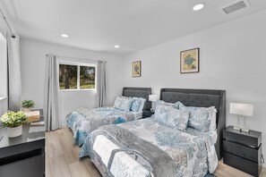 3 bedrooms, desk, iron/ironing board, free WiFi - WHAT A HIDDEN GEM!! Lakehouse Paradise Retreat, ESCAPE... RELAX... REJUVENATE... (Deltona)