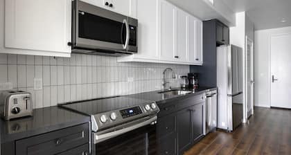 Classic Hollywood 1BR w/ Gym, near Griffith Park & Dining, by Blueground