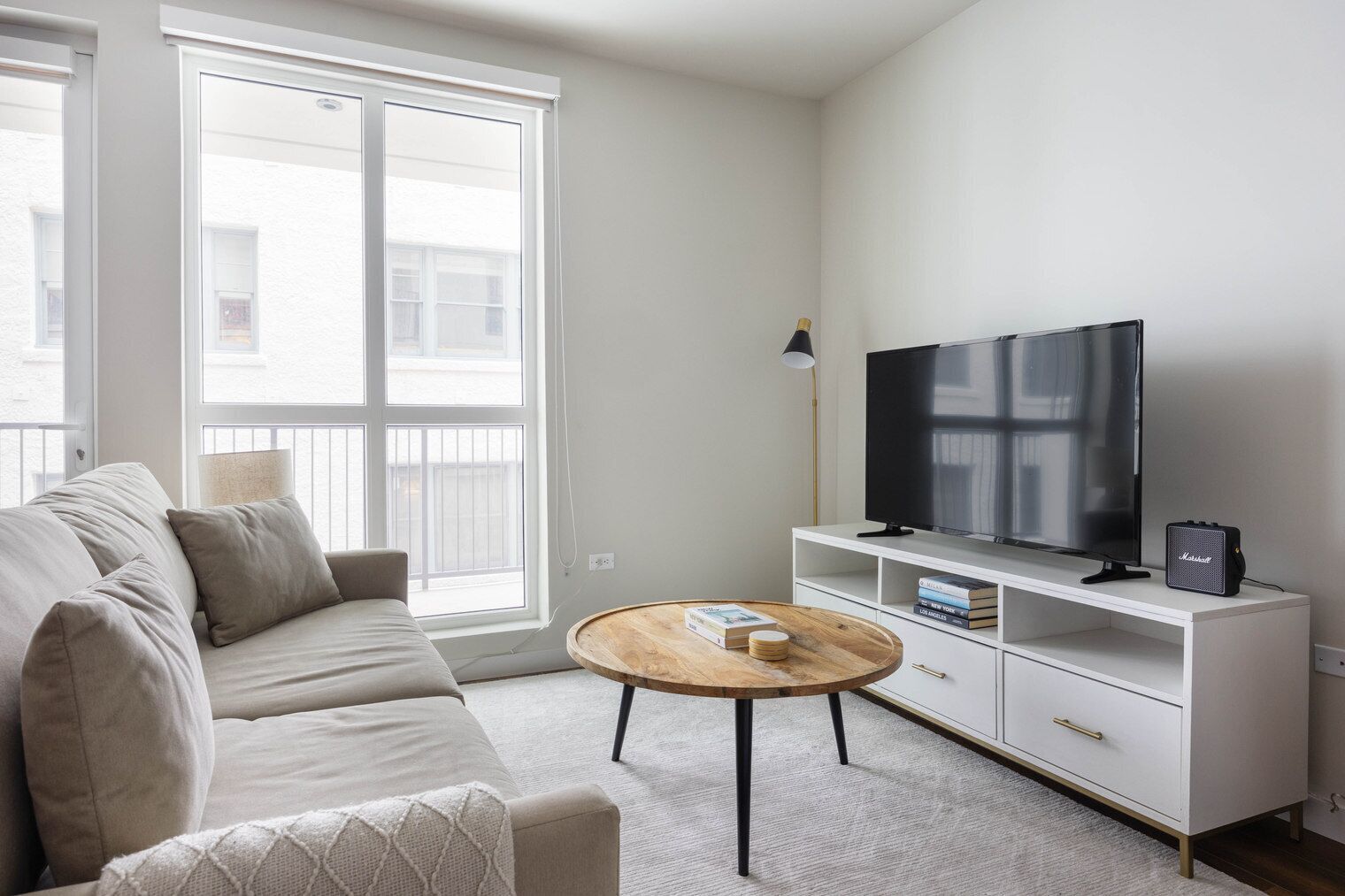 Clean Hollywood Studio w/ Gym & W/D, walk to Restaurants, by Blueground