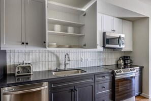 Fridge, microwave, oven, stovetop - Convenient Hollywood 1BR w/ Gym, nr Shops & Trails, by Blueground (Los Angeles)