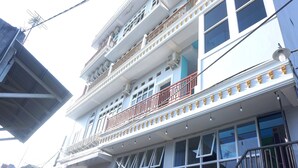 A multi-story building with balconies, large windows, and a flat roof. - Hotel O Pondok Bintang (Kendari)