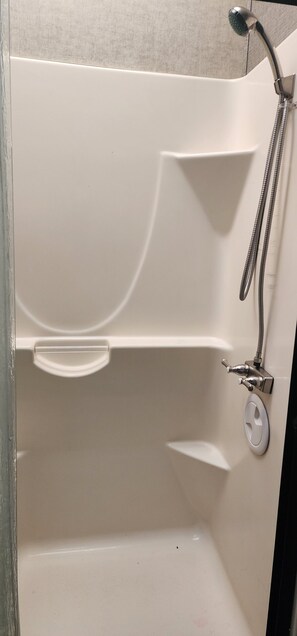 Regadera, toallas, papel de baño 