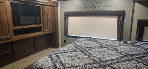1 bedroom, bed sheets - Enjoy the weekend in this enchanting RV while waiting for the Eclipse 2024  (Havana)