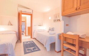 7 bedrooms, travel cot, bed sheets