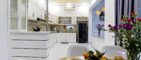 Full-sized fridge, microwave, stovetop, cookware/dishes/utensils