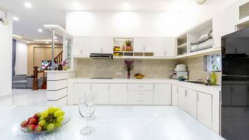 Refrigerador con congelador, microondas y parrilla de estufa