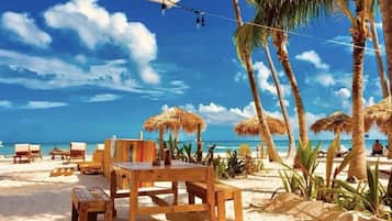 Camastros y toallas de playa