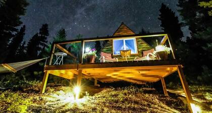Star-gazing, pet-friendly, remote The Blind Cabin with Hot Tub near Missoula, MT