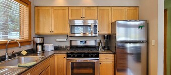 Hiker's Hideout - Scenic Cabin Getaway near Mazama