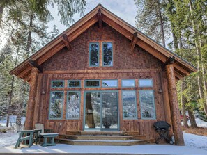 Exterior - Hiker's Hideout - Scenic Cabin Getaway near Mazama (Winthrop)