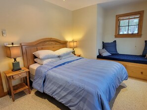 3 bedrooms, iron/ironing board, WiFi, bed sheets - Hiker's Hideout - Scenic Cabin Getaway near Mazama (Winthrop)