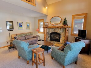 Televisie, een open haard en een kantoor